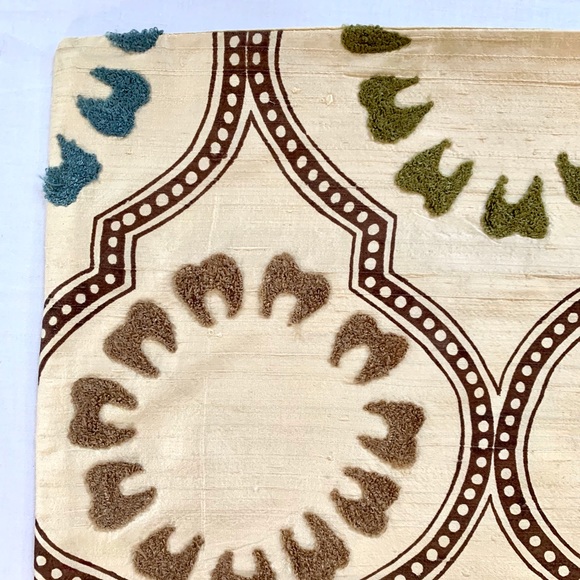 24” x 24” Cream/multi handmade silk pillow case - Picture 4 of 4